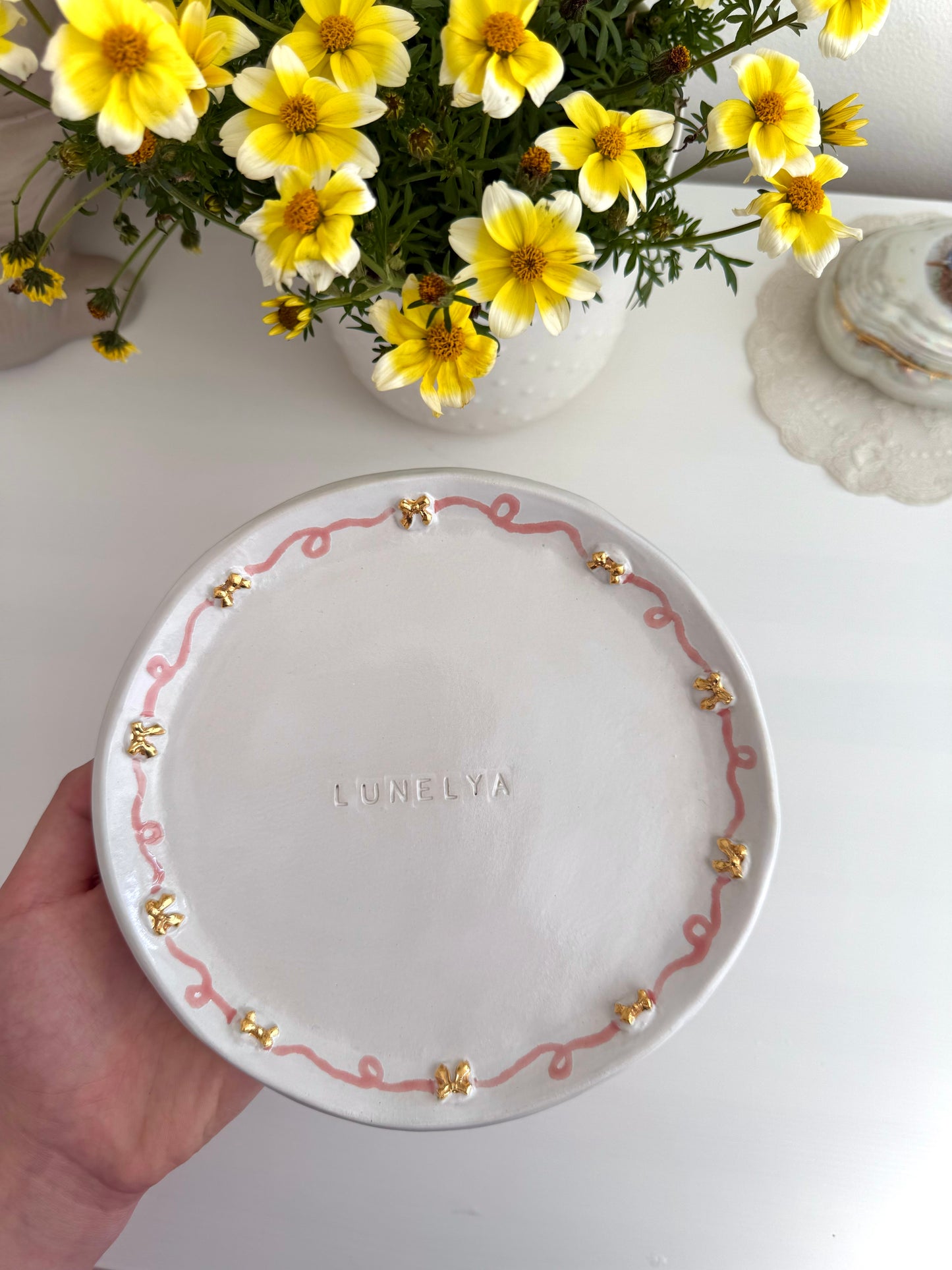 Assiette noeuds or ruban rose